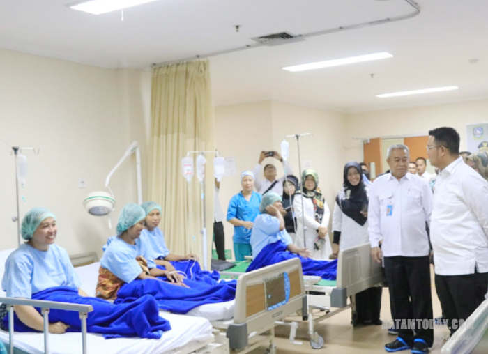 Bupati Bintan saat mengecek kesiapan pasien yang mengikuti operasi gratis MOW